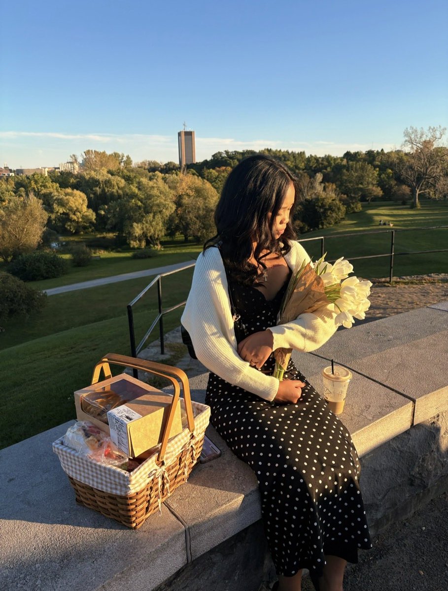 ally1rl's tweet photo. last picnic for the season 💐🧺 https://t.co/ev4FyiToo5
