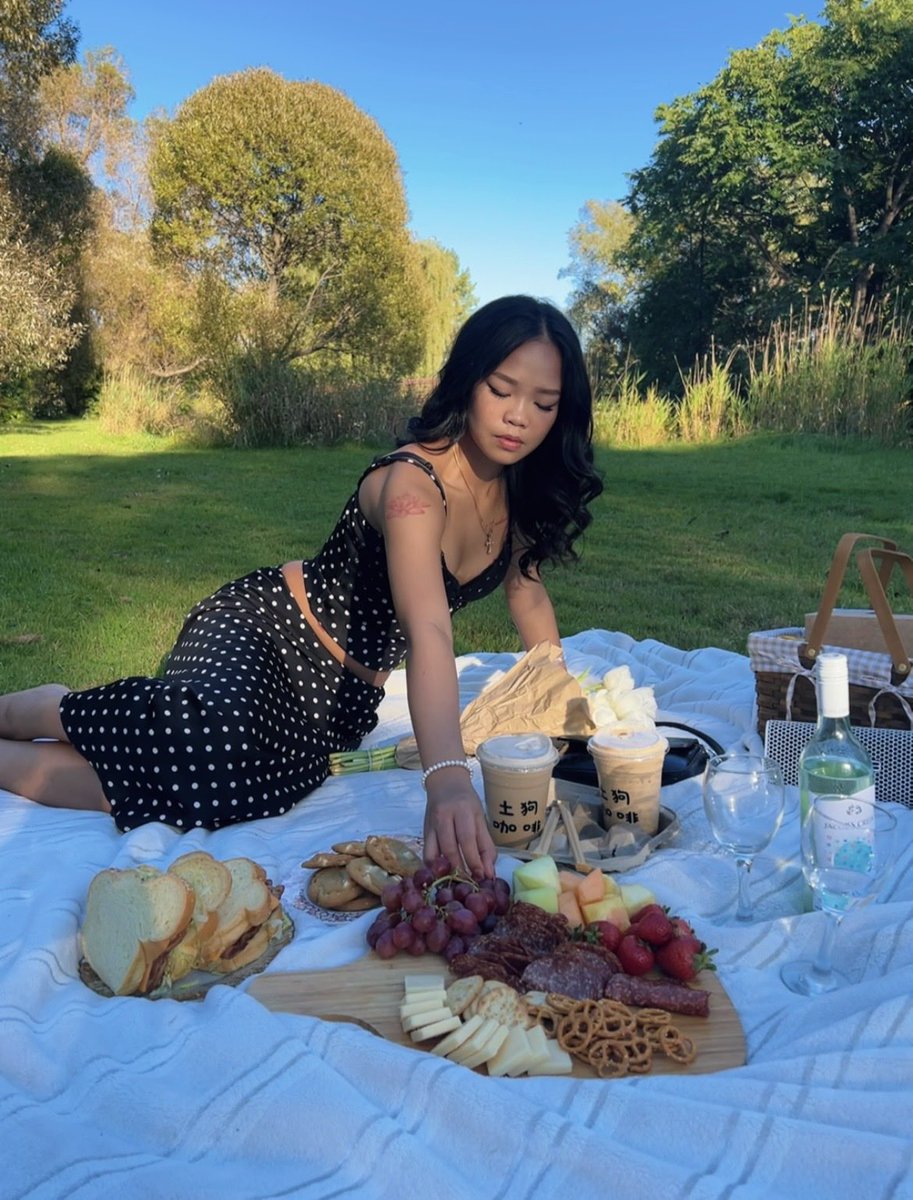 ally1rl's tweet photo. last picnic for the season 💐🧺 https://t.co/ev4FyiToo5