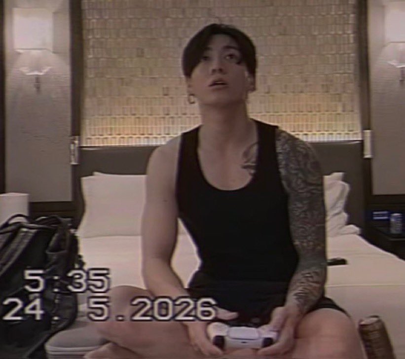koogifs's tweet photo. jungkook playing video games on his bed https://t.co/Qb1DNRKjVK