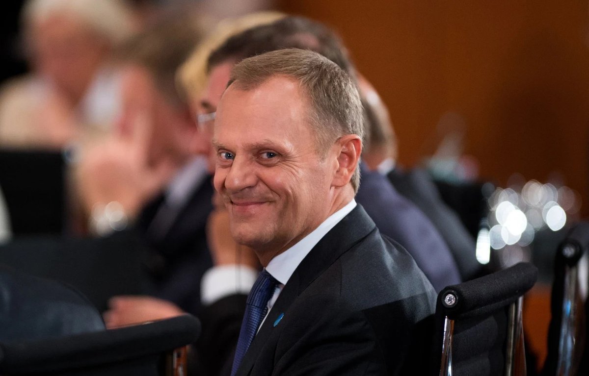 WolnaRadio's tweet photo. Czy ktoś się zastanowił nad tym, w jaki sposób skradzione po raz trzeci dane osobowe wszystkich Polaków wpłyną na wyniki wyborcze?! https://t.co/VNs5ouhXik