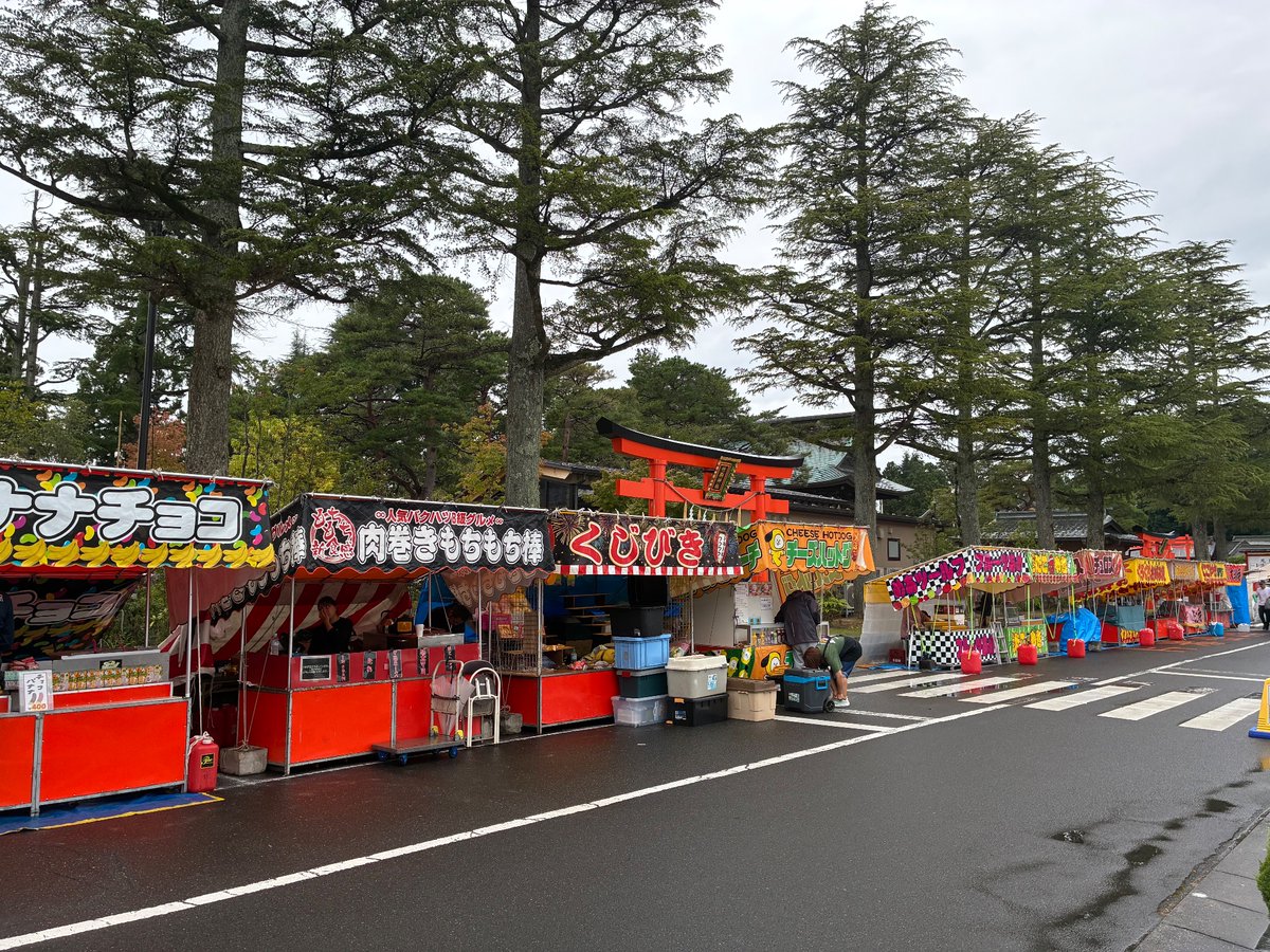 takekomacafe's tweet photo. 本日はあいにくの雨ですが、予定通り「秋季大祭」を開催しております⛩️🍂
ぜひ竹駒神社へお越しいただき、秋の雰囲気を感じてみてください🍁

お参りやお祭りを楽しんだあとは、

「一粒万倍カフェ」でひと休みはいかがでしょうか？☕️🍰
皆さまのお越しをお待ちしております🦊✨ https://t.co/AvjCQfMRku