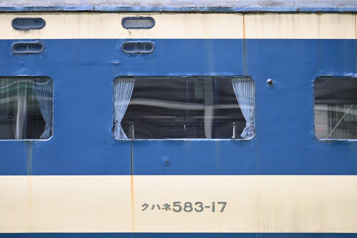 Cocoa_189_510's tweet photo. 秋田総合車両ベースの主である583系の先頭車（クハネ583-17）。

久々にその姿を一般公開イベントで拝める事が出来ましたが・・ボロボロなのは変わらず。。

車籍の有無や今後の処遇も気になるところだが。 https://t.co/CFYNjueiPI