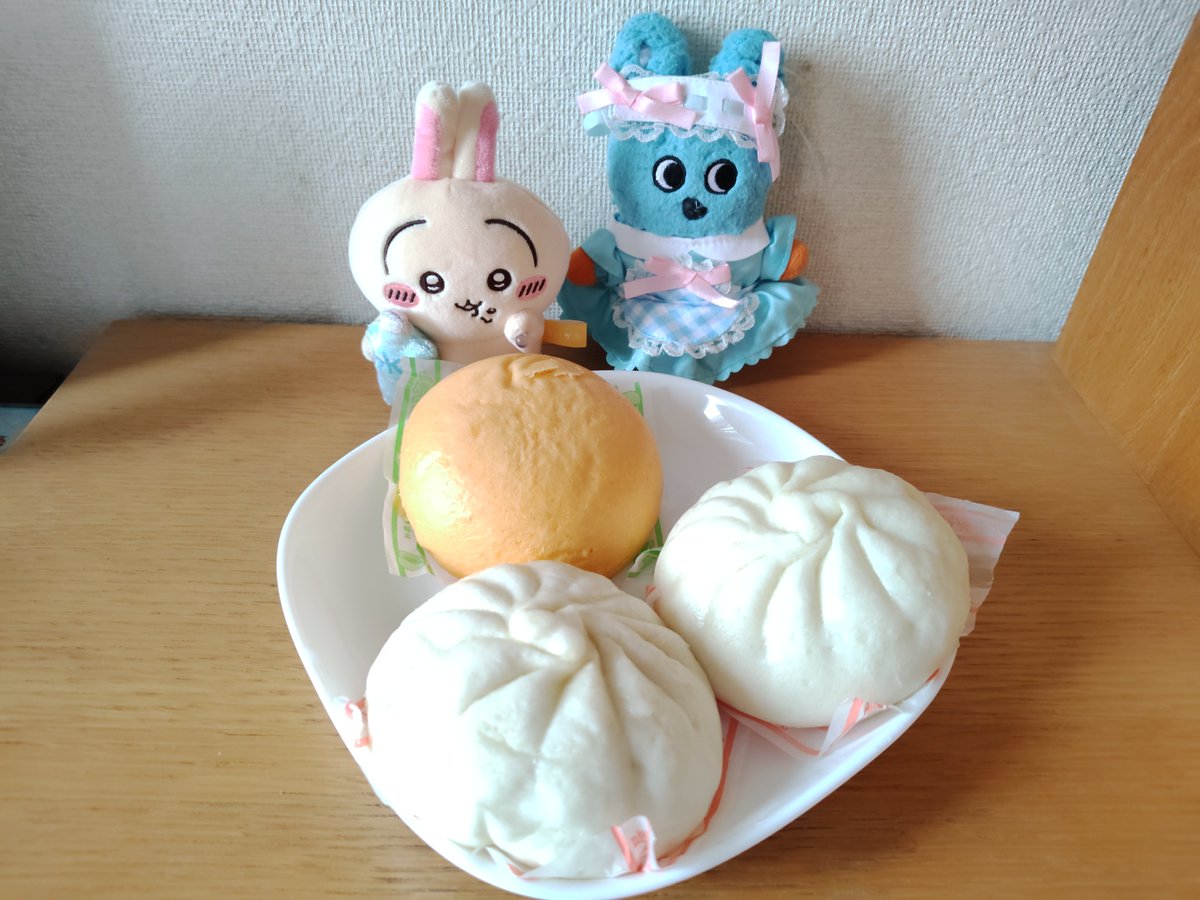 milkymintsheart's tweet photo. プリャさん、ちびもこ、朝ごはんだよ。
さっそくピザまんに飛びつこうとするプリャ氏。#中華まん #ちいかわ #うさぎ #プリャ #プルャ #ヤハ #もころん #一家に一匹もころんを https://t.co/WU3TuilRgz