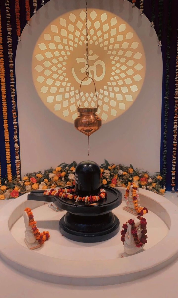 BeyondTrading07's tweet photo. आज का दिन शुभ हो, सर्वेश्वर को बारम्बार नमन 🙏

महाद्रिपार्श्वे च तटे रमन्तं सम्पूज्यमानं सततं मुनीन्द्रैः। 
सुरासुरैर्यक्ष महोरगाढ्यैः केदारमीशं शिवमेकमीडे॥

शिव समान दाता नहीं...

जय केदार... कृपा अपार 🕉️ https://t.co/OsXlAScqEi