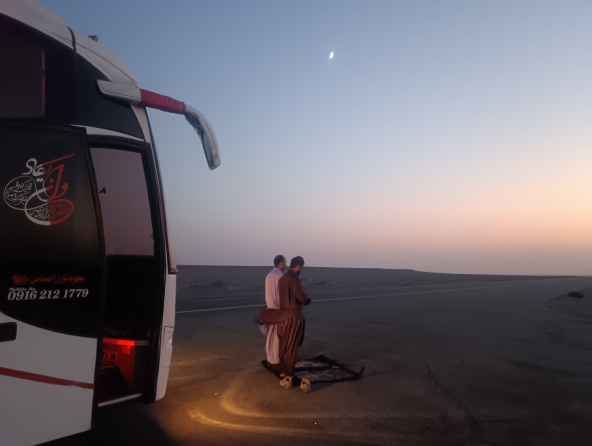 Mt__right's tweet photo. 今回のイラン旅行のベストショット
乗っていた長距離バスが頻繁に何も無い路肩に停車するのでタバコがてら僕も下車したら礼拝の時間だった。夕日沈む砂漠の祈りの時間、こんなムスリムな風景が見たくここまで来たんですよ。 https://t.co/k98ROpbNSL