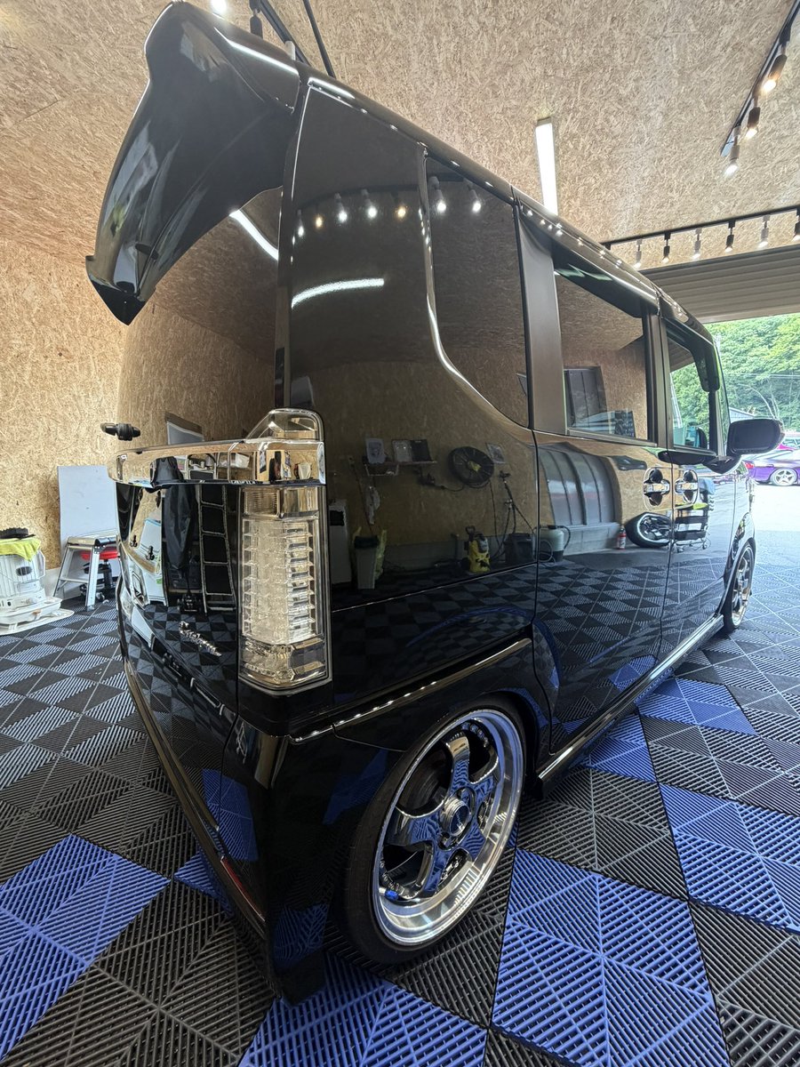 genoudou1993's tweet photo. N-BOXカスタム ガラスコーティング施工完了！】
ブラックボディのN-BOXカスタムにガラスコーティングを施工させていただきました✨
下地処理からしっかり磨き上げ、ガレージのライトや外の景色が鏡のように映り込む極上のぬるツヤ感に！
#nbox #コーティング https://t.co/cDWTMZl59d