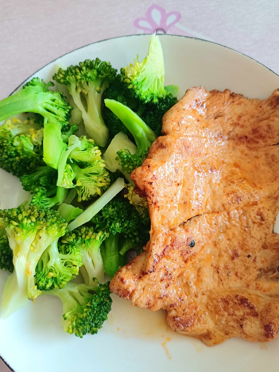 MargertBen7m48's tweet photo. Quick u0026 yummy fat loss meal: grilled chicken breast + roasted broccoli + 1/2 cup quinoa! Lean protein, fiber u0026 balanced macros to keep you full without the calories. Perfect for a busy weekday lunch ， https://t.co/hsoBlwdHdc