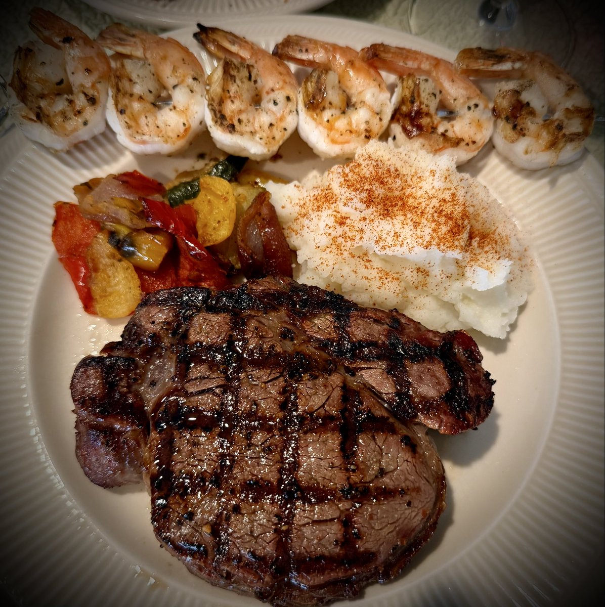 mlzema's tweet photo. #TwitterSupperClub
#FridayNightFeast!
#SurfNTurf Edition!

Grilled Filet Mignon Steak
Grilled Jumbo Shrimp
Roasted Mediterranean Vegetables 
Classic Mashed Potatoes w/Paprika
Wedge Salad w/Bleu Cheese &amp; Bacon Crumbles
Pinot Noir Wine https://t.co/4OEJXaIKWI