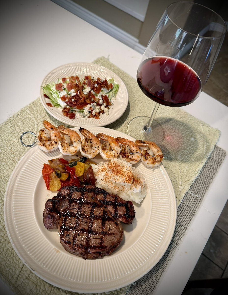 mlzema's tweet photo. #TwitterSupperClub
#FridayNightFeast!
#SurfNTurf Edition!

Grilled Filet Mignon Steak
Grilled Jumbo Shrimp
Roasted Mediterranean Vegetables 
Classic Mashed Potatoes w/Paprika
Wedge Salad w/Bleu Cheese &amp; Bacon Crumbles
Pinot Noir Wine https://t.co/4OEJXaIKWI