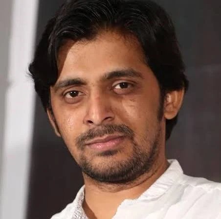 ChennuriSita's tweet photo. #HappyBirthday #Priyadarshi  గారు
సాగరసంగమం సినిమాచూసి యాక్టర్ కావాలనుకున్న 
మీ సంకల్పం గొప్పది.ఆ సంకల్పాన్ని నెరవేర్చుకోగలిగారు.
"మల్లేశం"చిత్రంలో మీది అద్భుతమైన నటన.
"పెళ్ళిచూపులు" తో మొదలైన మీ ప్రయాణం 
ఇలాగే ఆహ్లాదంగా సాగాలని ఠ
కోరుకుంటున్నాం.
మీ నాన్నగారు పులికొండ సుబ్బాచారిగారు కేవలం ప్రొఫెసర్ మాత్రమే కాదు..పేరున్న రచయితకూడా.వారి క్రమశిక్షణ మీకొచ్చిందనుకుంటాను..
#thepardise సినిమాలో మీరు పోషించిన శంకరన్న పాత్ర (నిజజీవితంలో కెసిఆర్ గారిని పోలిన పాత్ర) డయిలాగ్స్ ప్రస్తుతం వైరల్ అవుతున్నాయంటే
మీ నటనకు ఆడియెన్స్ ఎంత కనెక్ట్ అయ్యారో చెప్పకనే
చెబుతుంది.
Wishing you all the best ప్రియదర్శిగారూ  @Preyadarshe @PulikondaSchary