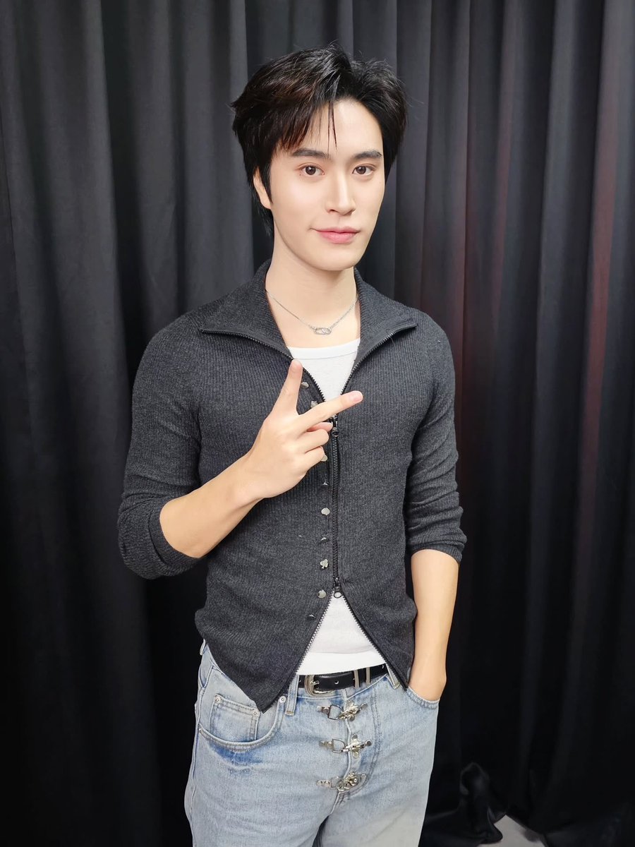 nongsiii's tweet photo. #GeminiFragile_Presstour
#Gemini_NT #เจมีไนน์ 

“chatting with phi gem was so much fun. if there were time, i’d love to chat for about 3 days 555. the more he grows up, the more handsome he gets. from Day 1 until today, five years, he has grown beautifully. loveee phi gem. please listen to FRAGILE a lot, and please look forward to the stage play Love of Siam too.” 🤍