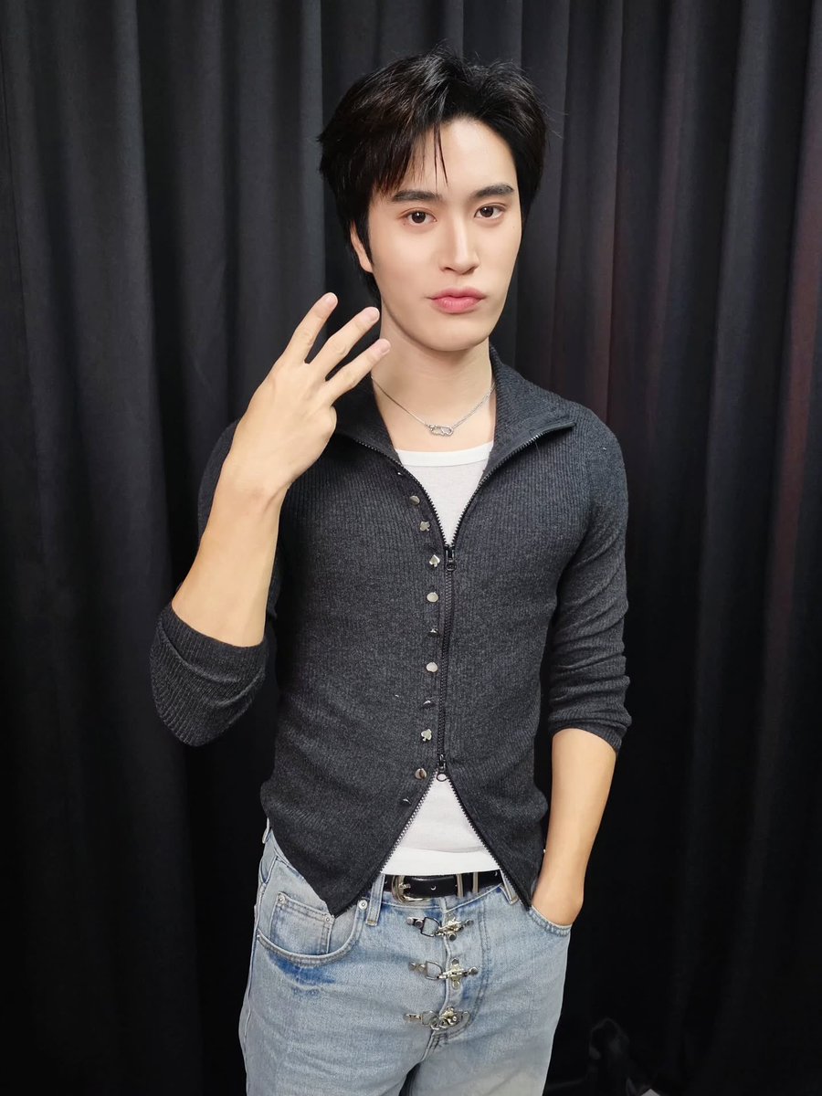 nongsiii's tweet photo. #GeminiFragile_Presstour
#Gemini_NT #เจมีไนน์ 

“chatting with phi gem was so much fun. if there were time, i’d love to chat for about 3 days 555. the more he grows up, the more handsome he gets. from Day 1 until today, five years, he has grown beautifully. loveee phi gem. please listen to FRAGILE a lot, and please look forward to the stage play Love of Siam too.” 🤍