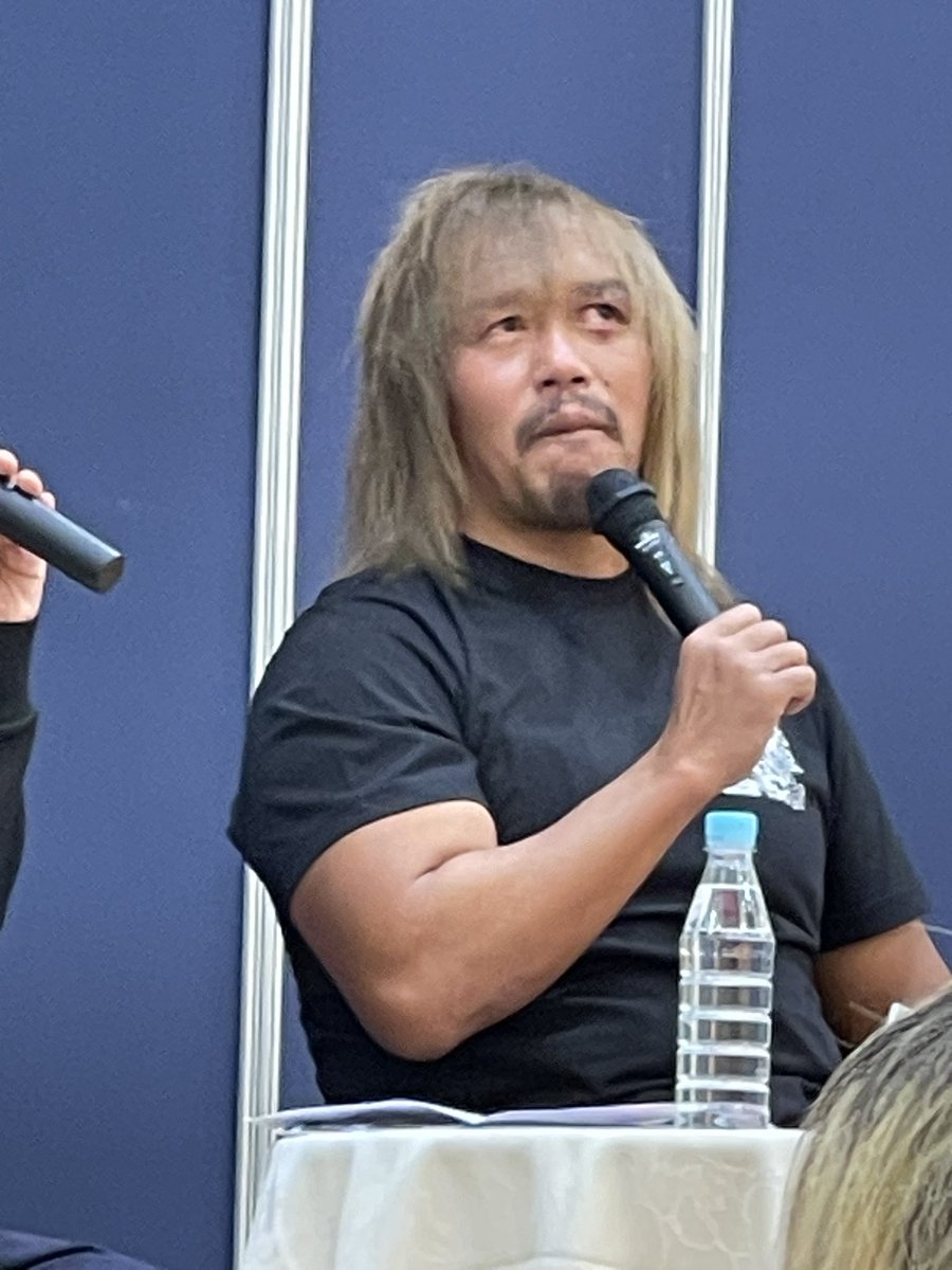 yuri_himawari's tweet photo. おはようございます(^-^)
気圧負けなのか更年期の影響が遂に来始めたのかちょっとしんどい…ので自分を癒すためにスマホの写真フォルダを見ていて、

内藤さん推しならわかるよね？っていう写真を遡りつつ…
トークの時斜め上見がち（その時の表情がまた好き🥰）

 #内藤哲也 
 #LOSTRANQUILOSdeJAPON https://t.co/XWHsEAnmw6