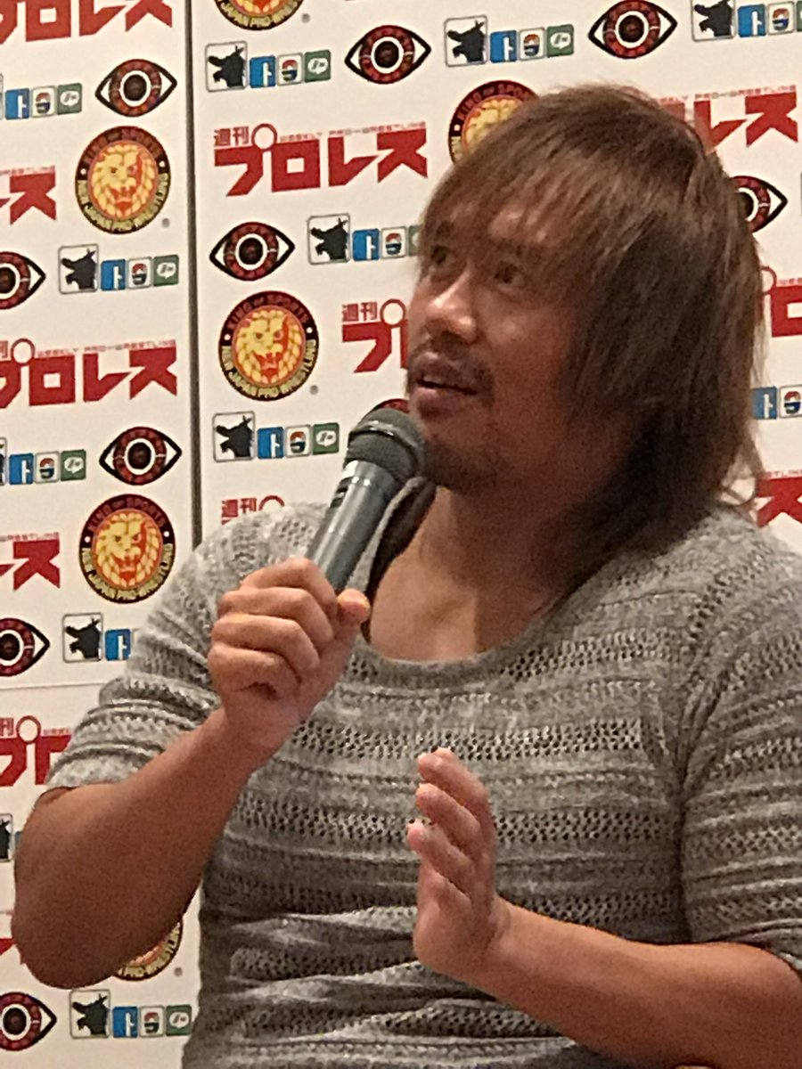 yuri_himawari's tweet photo. おはようございます(^-^)
気圧負けなのか更年期の影響が遂に来始めたのかちょっとしんどい…ので自分を癒すためにスマホの写真フォルダを見ていて、

内藤さん推しならわかるよね？っていう写真を遡りつつ…
トークの時斜め上見がち（その時の表情がまた好き🥰）

 #内藤哲也 
 #LOSTRANQUILOSdeJAPON https://t.co/XWHsEAnmw6