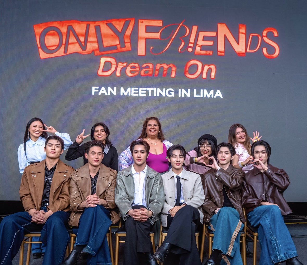 cybercoris's tweet photo. Ya salieron las fotos del FM de OFDO en Lima, fue una experiencia tan linda y a la vez de puros nervios. Conocer a tus favs te da gossebumps 😭😭
Salí al lado de Pops :) 💓💓
Te amo JOSSGAWIN y a todo el elenco :>>>
#OLFDreamOninPeru https://t.co/wzdANYD2zR