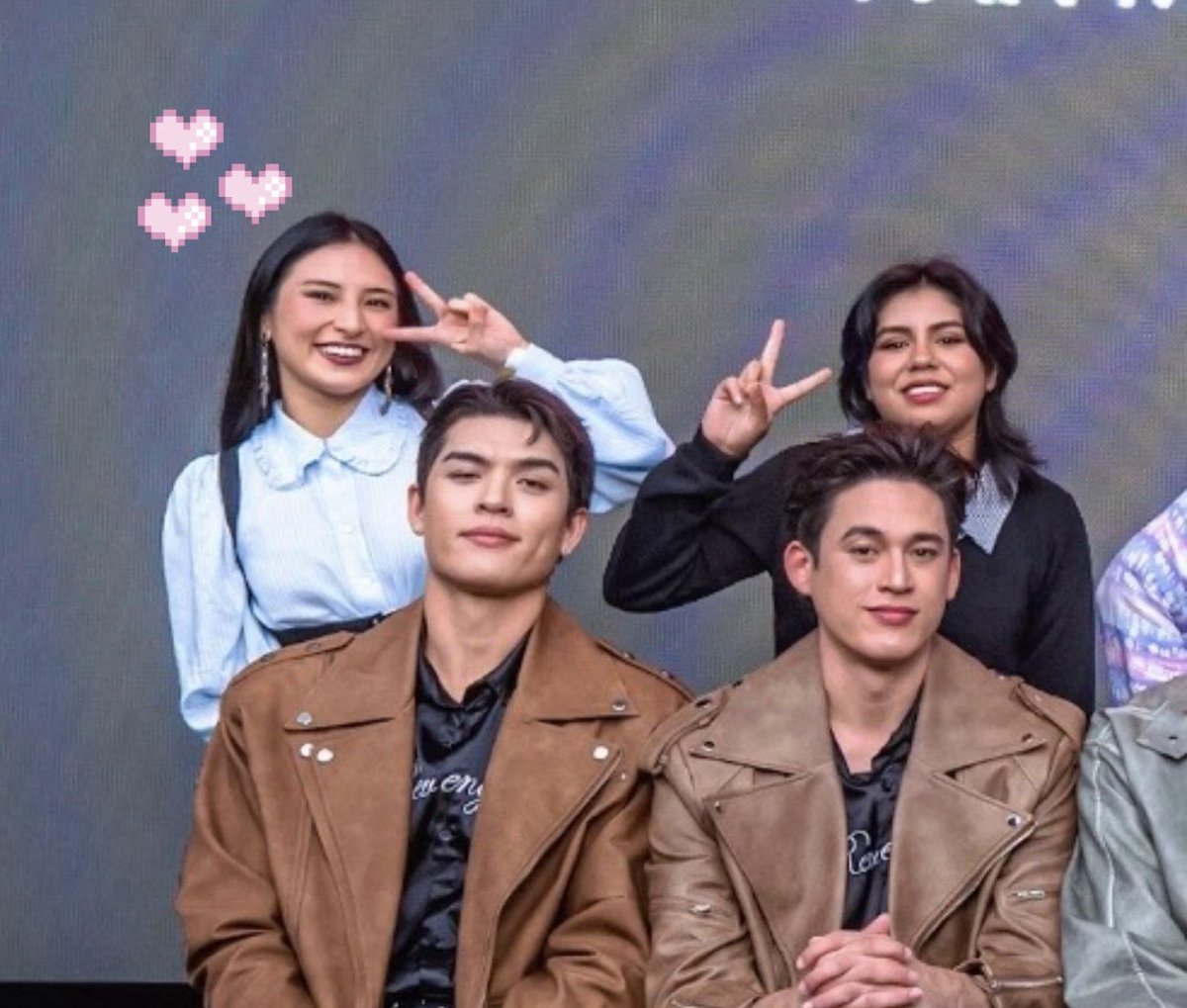 cybercoris's tweet photo. Ya salieron las fotos del FM de OFDO en Lima, fue una experiencia tan linda y a la vez de puros nervios. Conocer a tus favs te da gossebumps 😭😭
Salí al lado de Pops :) 💓💓
Te amo JOSSGAWIN y a todo el elenco :>>>
#OLFDreamOninPeru https://t.co/wzdANYD2zR
