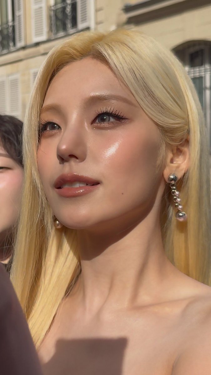 headqueenka's tweet photo. I would be mad too if I don't look like her https://t.co/ToF8qmnjcL