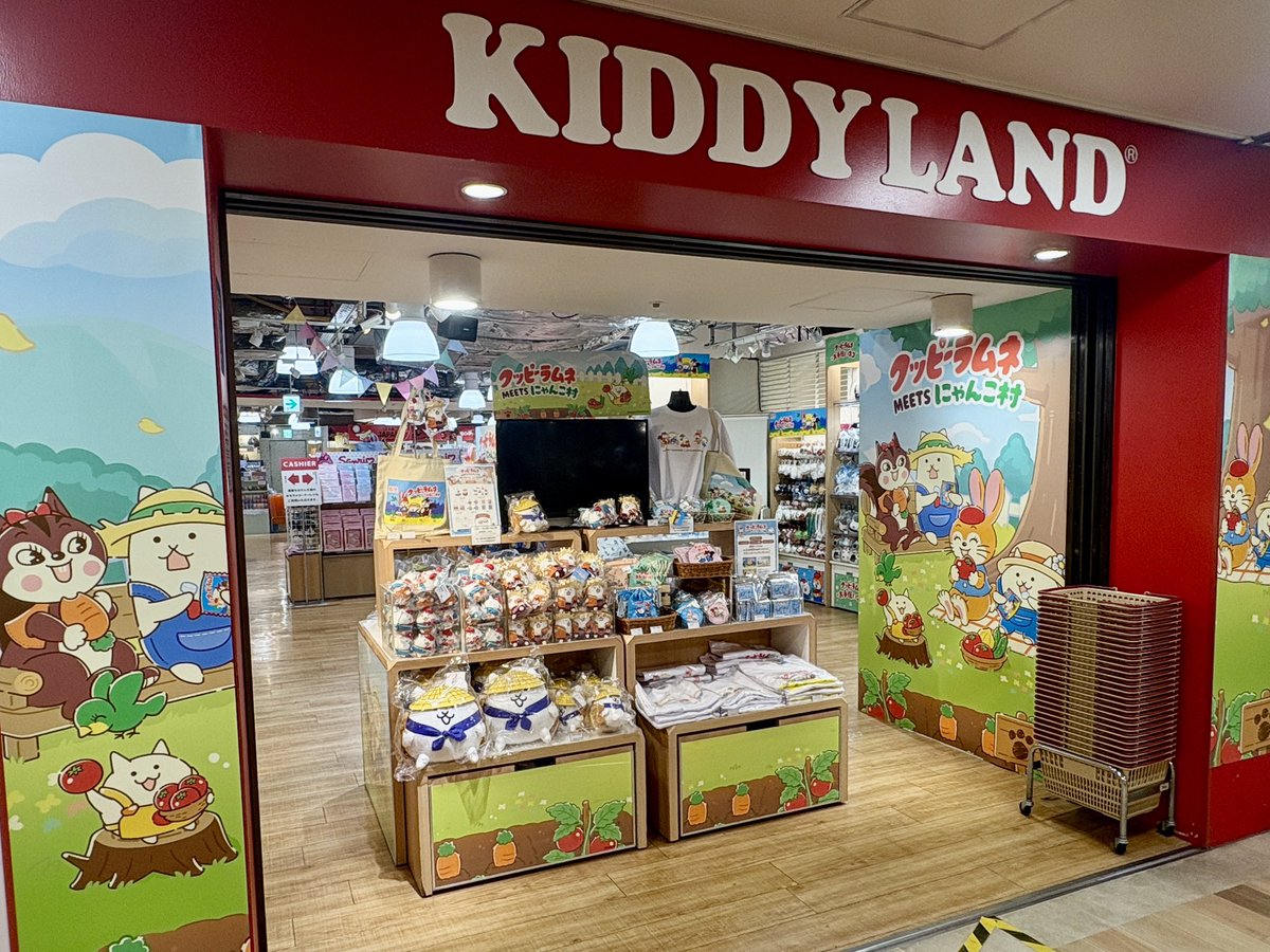 kuppy_ramune_x's tweet photo. 📢クッピーラムネMEETSにゃんこ村
　   🐰🐿️ POP UP ショップ🍅

キデイランド大阪梅田店(@u_kiddyland)での開催は10/6まで🎉
原宿店(@h_kiddyland)も10/1まで開催中😉

ぜひ遊びにきてね✨
#クッピーラムネ
#にゃんこ村 https://t.co/sieUWg9Z2o