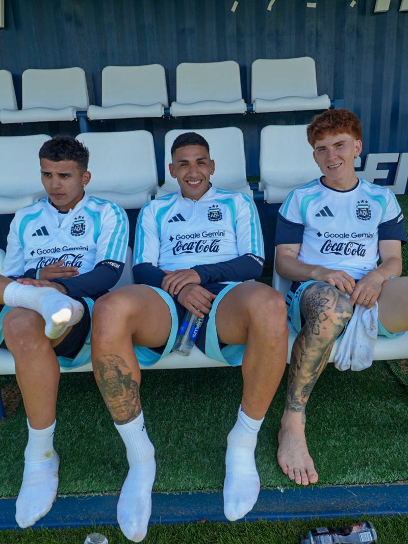 tatografias's tweet photo. ⚪️🔴 RT para River Camp.

🔵🟡 FAV para Boca Predio. https://t.co/vhYm76n4jD