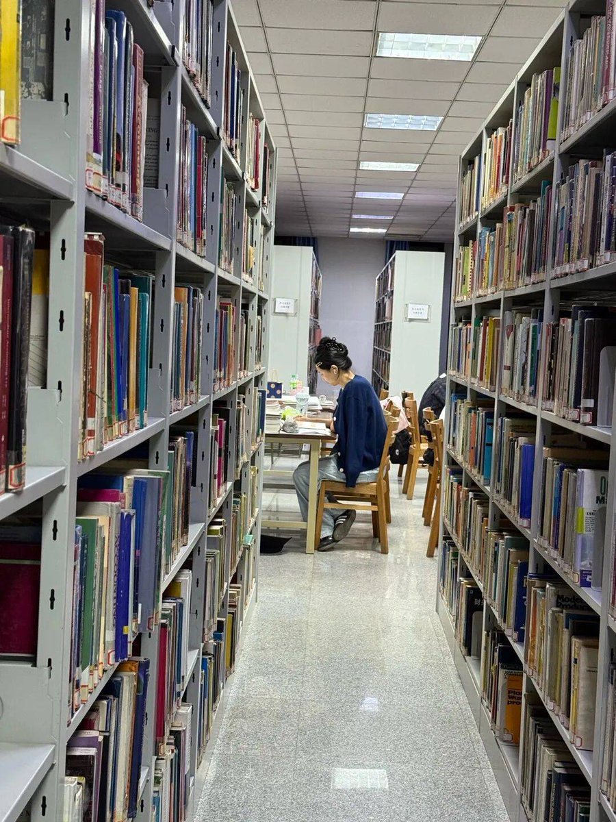 MerrileeRac8zq's tweet photo. Hoy en la biblioteca, encontré un ejemplar antiguo de ese libro que todos amamos, y el libro está marcado con una pequea nota: "Gracias por leer con cuidado, equipo de la biblioteca". https://t.co/WNGUfr6XkS