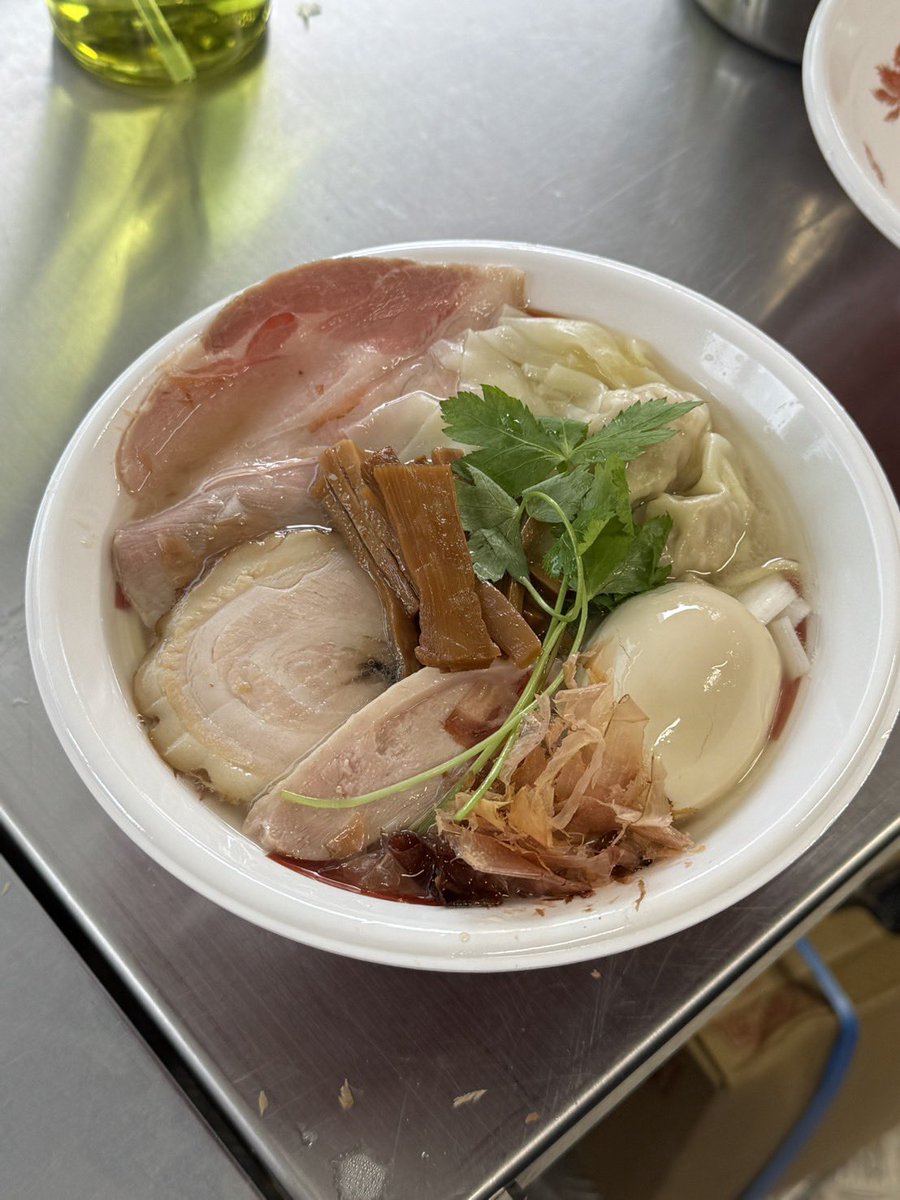 tokyonekyoramen's tweet photo. 【日清製粉「アミュリア」企画｜本日のキッズラーメンはこちら！】

むかん × ほたて日和 × だしと麺 遊泳 × えーちゃん食堂

4店舗が完全ボランティアで本気を注いだ、子どもたちのための一杯です。

麺は日清製粉「アミュリア」を使用。
小学生以下のお子さまへ、残り80食あります

受付はキッズラーメン提供店舗前へ。
お子さまと保護者の方、一緒にお越しください。

「ラーメンって最高！」
その笑顔のために、ラーメン屋が集まりました。

#熱狂中野ラーメン祭2026
