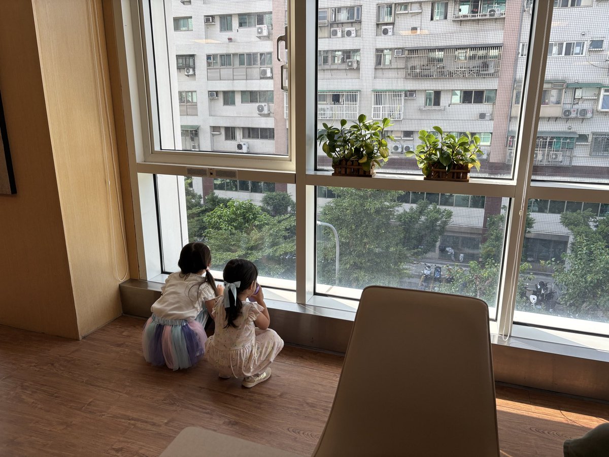fuuka_gmidol's tweet photo. 台湾味の洋朝食
子供は街灯の鳩と宗教のパレードに夢中🐦 https://t.co/CCioCrlEAq