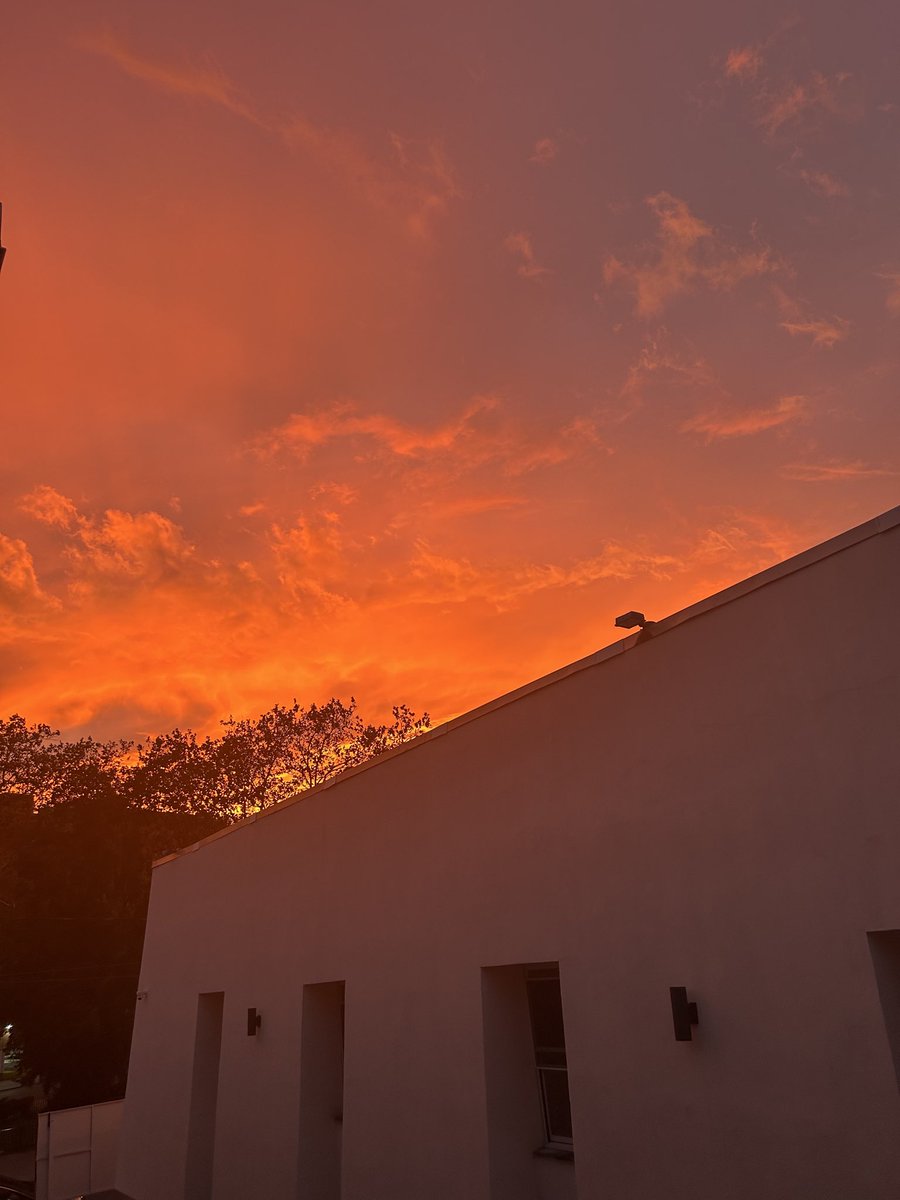 IsaacDulce's tweet photo. Is not Sunset . He’s Talking and He say : I Am the Light https://t.co/eWUj9UF4uy