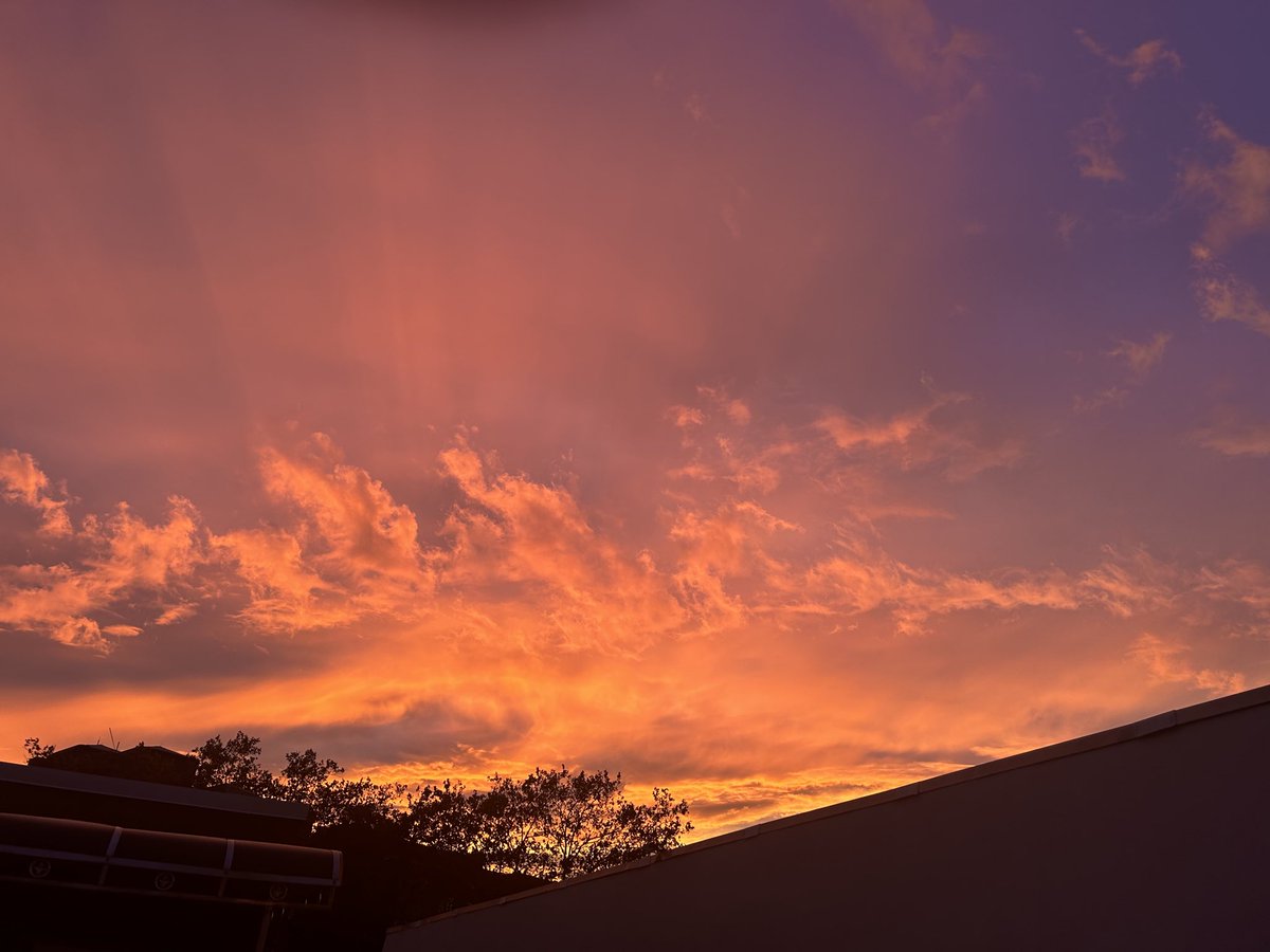 IsaacDulce's tweet photo. Is not Sunset . He’s Talking and He say : I Am the Light https://t.co/eWUj9UF4uy