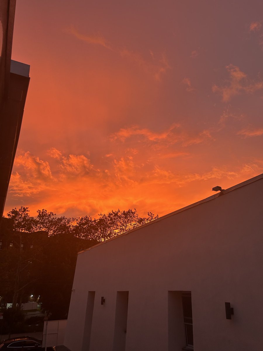 IsaacDulce's tweet photo. Is not Sunset . He’s Talking and He say : I Am the Light https://t.co/eWUj9UF4uy
