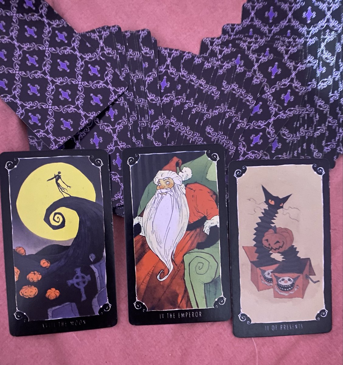 strawberryredd0's tweet photo. @jmn_ni No hay una respuesta clara todavía. 
Las cartas muestran confusión, control y falta de definición. Si vuelven, no será pronto ni fácil, porque alguien tendría que soltar el control y aclarar lo que siente. Por ahora, la energía no favorece un regreso estable. https://t.co/Dhih5EXyLy