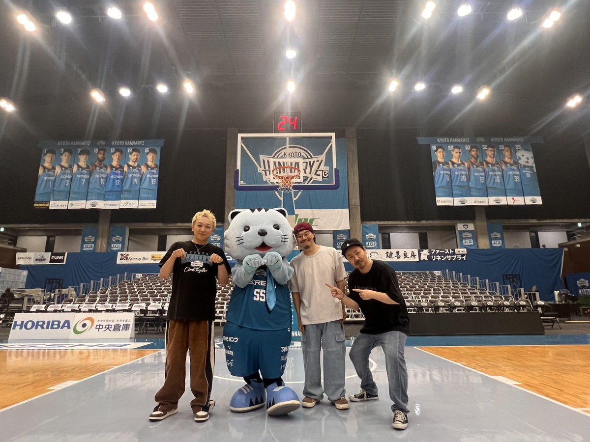 naoki10feet's tweet photo. 昨日はにっしんでんきアリーナ京都にて京都ハンナリーズvs滋賀レイクスの試合後にアフターライブをさせて頂きました。
鳥肌全開の試合でしたな。
アフターライブではハンナリーズコラボの新曲「アドレニャリン」を初披露‼️
はんニャリンと一緒に披露できて嬉しかった。

#京都ハンナリーズ #10FEET #はんニャリン