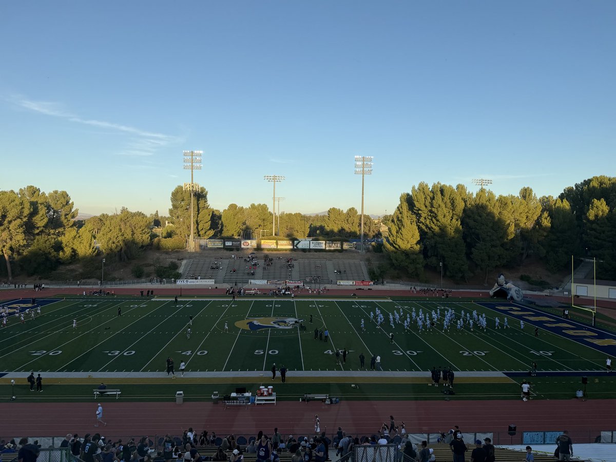 latsondheimer's tweet photo. Reporting from Santa Clarita, California. It’s time for Hart vs. Saugus. A throwback to the Herrington days. Jake Goossen holding his own. https://t.co/r9nwJQVILK