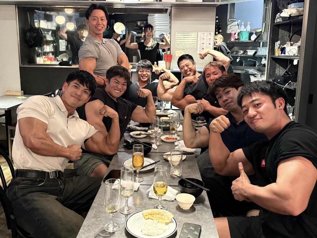 yama_choman's tweet photo. 同世代ビルダー飲み会(自分だけ1個下笑)

肉食べ放題から恒例のカラオケでボディビル比較審査熱すぎた
みんなどこでもすぐ脱ぎたがるのおもろすぎたw https://t.co/qVIxRip3eg