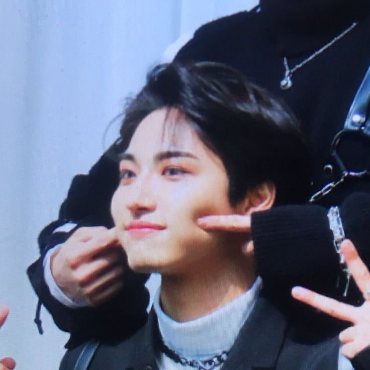 noooluuuu's tweet photo. 너무 떵글떵글인데 눈썹 진한거,, https://t.co/2i60mDCteX
