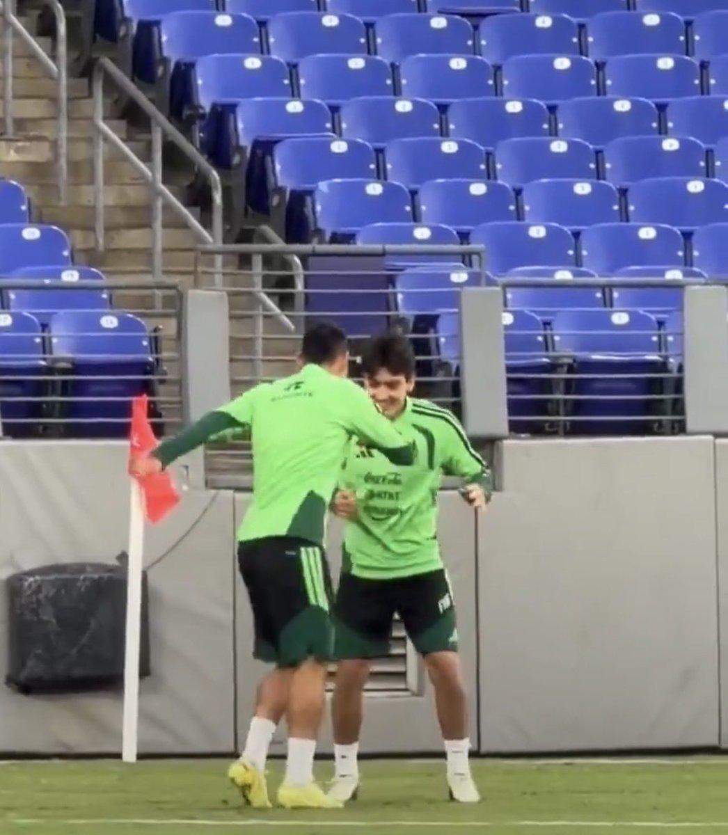 gohugolgo's tweet photo. 🚨💣BREAKING: Chucky Lozano KNOCKED OUT Gilberto Mora UNCONSCIOUS with a HARD PUNCH.

He left in a WHEELCHAIR and feeling dizzy. @miseleccionmx https://t.co/KHva9fJiCL