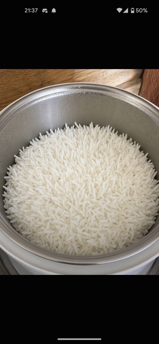 sarahsfek's tweet photo. 今まで米を炊いたことがなくて、初めての挑戦で全部こんなにピンと立っちゃってる。
水を間違って測ったのかな…？立ってる原因って何だろう、知ってる人いる…？ https://t.co/ZsbIXTbaga