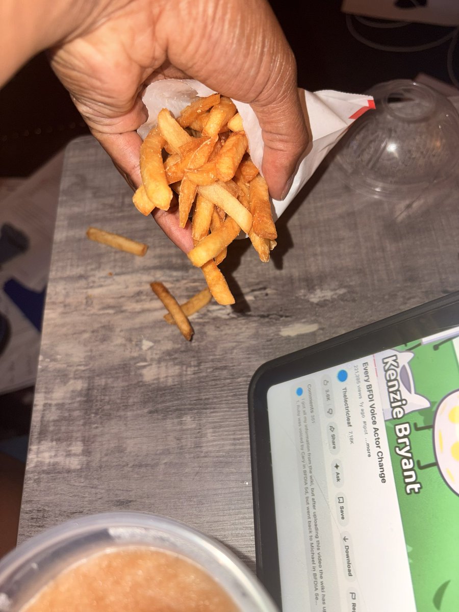 LovelySteph414's tweet photo. So @UberEats this isn’t eligible for a refund??? @McDonalds https://t.co/nrXMIQsvPe
