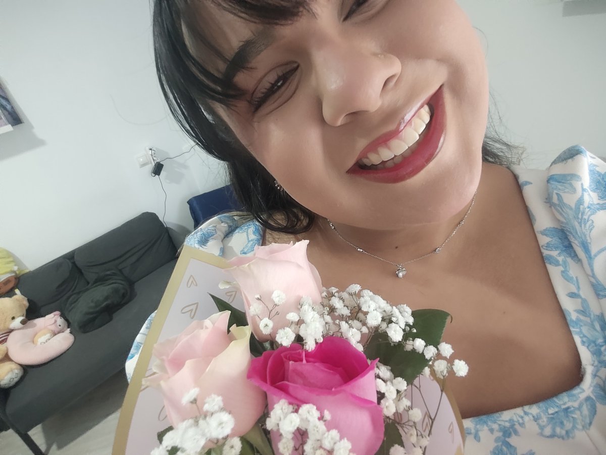 duvinamor's tweet photo. Yo de lo más feliz con mis flores de aniversario 😅

Mi novio cada que puede me da flores, a veces toca un ramo grandote, otras uno pequeño como este, pero siempre con la misma sonrisa. Hay que ver que hay gente que no valora nada. https://t.co/gG3YqScTBj