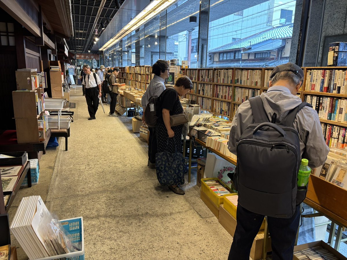 ksb2018's tweet photo. 文博ろうじの古本まつり
2日目ゆっくりと始まりました。ほんの少し雨が降ったりやんだりしてますが、ここはゆっくりとご覧になれます。今日も18時30分までお待ちしてます。 https://t.co/8rQ5Dorp1x