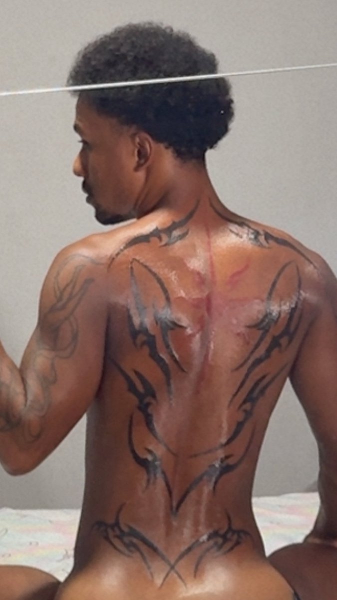 laymatias3's tweet photo. Só pra mostrar minha tatto nova nas costas🙂‍↕️👇🏾 https://t.co/A6WOIZhGPO