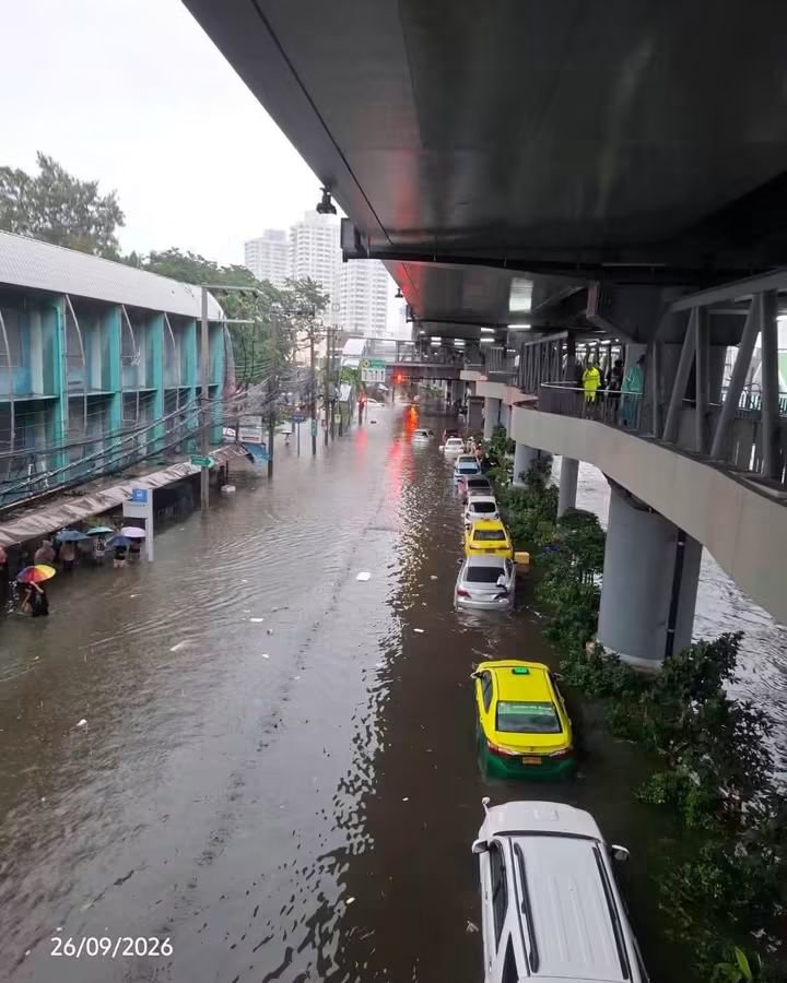 pran2844's tweet photo. น้ำที่ท่วมกรุงเทพฯอยู่ในตอนนี้ เป็นน้ำฝน ที่ท่วมตามปริมาณฝนที่ตกหนัก ยังไม่มีน้ำเหนือไหลลงมาสมทบ 

น้ำจะลดลงช้าหรือเร็วขึ้นอยู่กับระบบระบายน้ำของ กทม.และหน่วยงานที่เกี่ยวข้อง เป็นน้ำรอระบายของจริง

ซึ่งจะไม่มีทางท่วมขังเป็นเดือนๆ เหมือนตอนปี 54

อีกอย่างผู้ว่าฯกทม.ใน 4 ปีที่ผ่านมาจนกระทั่งถึงวันนี้

ไม่มีการเอากระสอบทรายไปอุดท่อ มีแต่ลอกท่อ

ไม่มีที่กุญแจตู้ควบคุมเครื่องสูบน้ำหาย

ไม่มีการเมาไวน์แล้วเข้านอนสี่ทุ่ม แล้วมางอแง จะร้องไห้ออกสื่อว่า ไม่ได้นอน 

มีแต่ต้องบอกผู้ว่าฯชัชชาติให้นอน กับถามว่า นอนตอนไหนนี่

จนบอกได้ว่า ใน 4 ปีที่ผ่านมา หลังฝนหยุดน้ำไม่เคยท่วมขังเกิน 48 ชั่วโมง

ท้องถิ่นทำงานดี หลังจากนี้ ก็ต้องดู รัฐบาลกลาง ว่า จะดูแลและชดเชยความเสียหายที่เกิดขึ้นนี้อย่างไร ทำงานสู้ท้องถิ่นได้หรือไม่