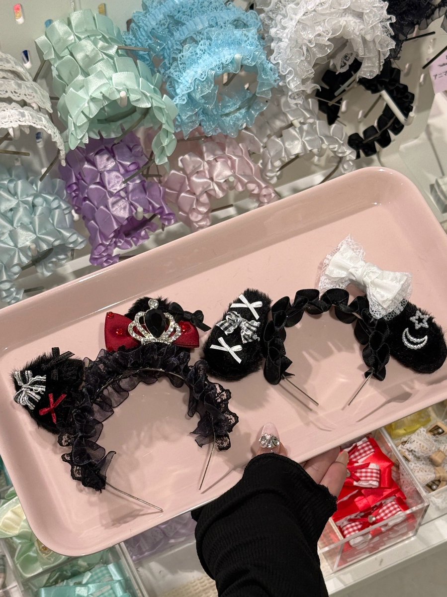 POPJAM_s2's tweet photo. ぬい服、
「入るかな？」で買わなくて大丈夫です。

POP JAMのぬい服は
＼ 店頭の商品、全部試着OK！ ／

しかも、
1着だけじゃなく気になるものは何着でも試せます。 🧸

同じ10cm・15cmぬいでも、
体型や頭の大きさで似合い方は意外と違います。

実際に着せて、
「これ似合う！」
「こっちの色も見たい！」
「さっきの服、もう一回着せたい！」

そんなふうに何着も比べているうちに、
いつの間にか“うちの子のファッションショー”に🎀

買ってから
「入らなかった…」
「思ってた感じと違った…」
を減らせるのはもちろん、
選んでいる時間そのものが推し活になります。

この週末、鶴橋に来るなら
ぜひ“うちの子”も忘れずに🧸♡

気になっていた服をまとめて試して、
この土日に一番似合う1着、見つけて帰ってください。

📍大阪市生野区桃谷2-9-14 POP JAM鶴橋店
🕚11:00〜18:00（最終入店17:30）
