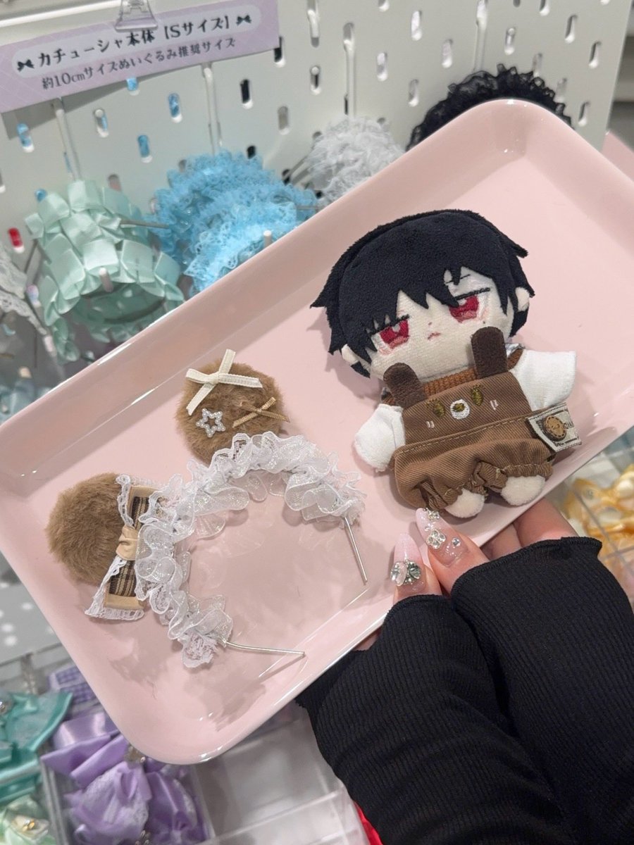 POPJAM_s2's tweet photo. ぬい服、
「入るかな？」で買わなくて大丈夫です。

POP JAMのぬい服は
＼ 店頭の商品、全部試着OK！ ／

しかも、
1着だけじゃなく気になるものは何着でも試せます。 🧸

同じ10cm・15cmぬいでも、
体型や頭の大きさで似合い方は意外と違います。

実際に着せて、
「これ似合う！」
「こっちの色も見たい！」
「さっきの服、もう一回着せたい！」

そんなふうに何着も比べているうちに、
いつの間にか“うちの子のファッションショー”に🎀

買ってから
「入らなかった…」
「思ってた感じと違った…」
を減らせるのはもちろん、
選んでいる時間そのものが推し活になります。

この週末、鶴橋に来るなら
ぜひ“うちの子”も忘れずに🧸♡

気になっていた服をまとめて試して、
この土日に一番似合う1着、見つけて帰ってください。

📍大阪市生野区桃谷2-9-14 POP JAM鶴橋店
🕚11:00〜18:00（最終入店17:30）