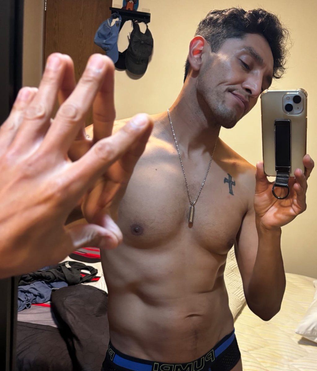 Fredi1566's tweet photo. ¿Te distrae la mano o lo que hay detrás? 😏

#ThirstTrap #MensPhysique #MensUnderwear #FitnessModel #MaleBeauty https://t.co/05tr2R6jni