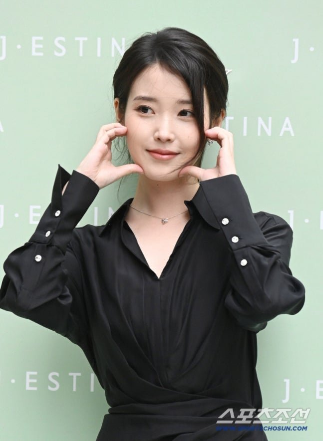 filipe910910's tweet photo. Was IU worried about fans spending money? She dropped a bombshell: "There are too many expenses, let's cut down on merchandise."
Singer and actress IU (Lee Ji-eun) candidly shared her concerns regarding fans' consumption of merchandise. She drew attention by revealing that she had even considered reducing the variety of goods, with the intention of encouraging fans to select and purchase only what they truly need.

On the 25th, a video titled "The Ultimate Successful Fan: IU's Guest Seat" was released on the YouTube channel "Jindol." The video features IU discussing fan culture, merchandise, and photo cards with Jindol and Hidi.
https://t.co/xWMfH6cIV4