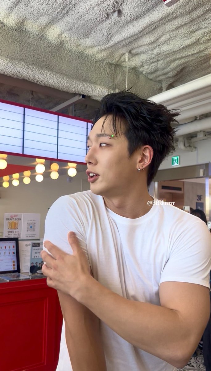 jzzzindaeyo's tweet photo. Good morning my handsome loml ♡ 
He looks so fresh and gorgeous in white 

#BOBBY #바비 @bobbyranika https://t.co/uzMhULAeWO