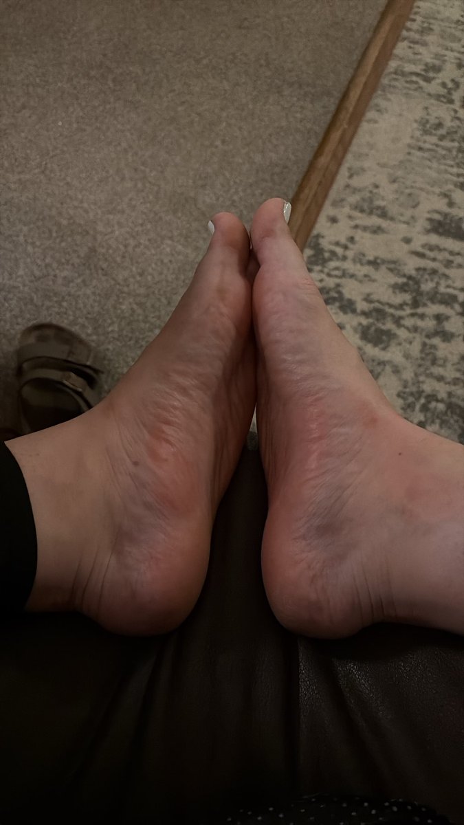 breeeeella's tweet photo. #soles #barefoot #wrinkly #toes #lotion #goddess #feetworshi̇p #footfetısh #FootPics https://t.co/392sgUSL2D
