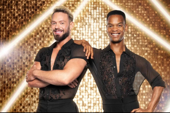 FunzaniDesign's tweet photo. South African dancer Johannes Radebe has taken on a new presenting role on Strictly Come Dancing.
🇿🇦💃 JOHANNES RADEBE'S BIG NEW MOVE — From dancer to presenter! https://t.co/QWi2fIR3Kx
