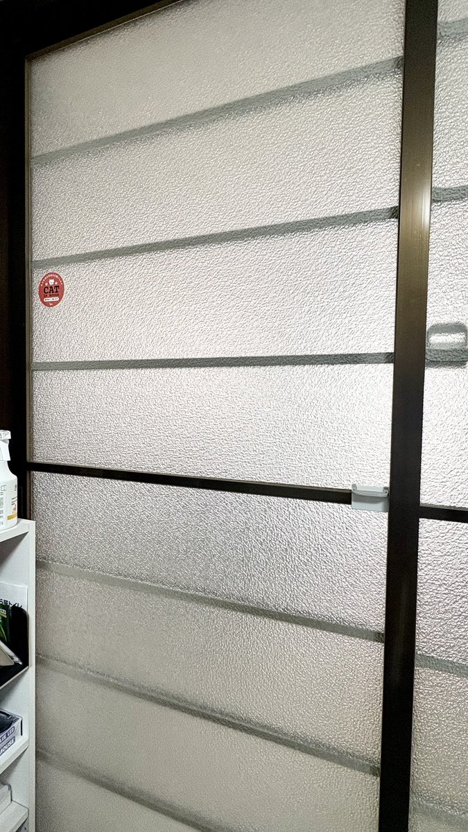 enachan0905's tweet photo. エナ子が賢過ぎて、とうとうキッチンに繋がる扉を開けるようになってしまった…😇
という事で、100均でチャイルドロックのドアガードを購入。これは使いやすいし優秀！！
お留守番も安心です🏠 https://t.co/EmuVKdqGTb