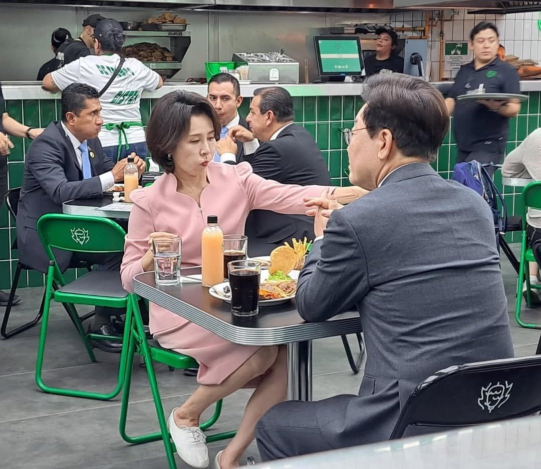 Empresasmty's tweet photo. El presidente de Corea del Sur y la primera dama de ese país en 🌮 tacos Atarantados en CDMX durante su visita a nuestro país. Foto: como_comi @atarantados @ComoComiMx #Tacos #CDMX https://t.co/k5tBmKJKlV